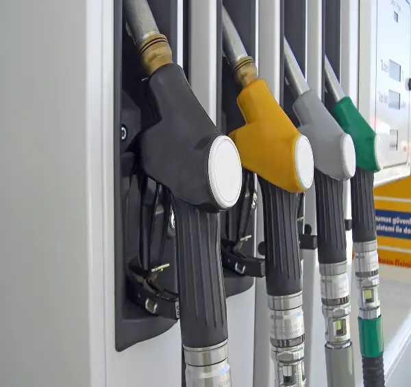 Zapfsäulen mit verschiedenen Kraftstoffarten an einer Tankstelle