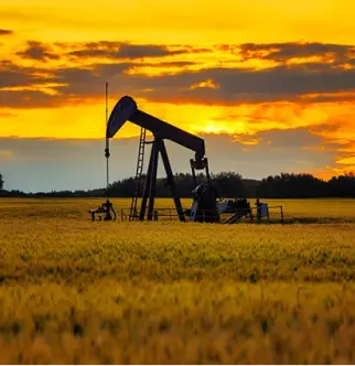 Förderpumpe auf einem Ölfeld bei Sonnenuntergang – Symbol für klassische Heizölgewinnung in der Energiebranche