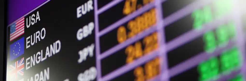 Tafel mit den Aufschriften USA, Euro und England als Symbol für den Euro-Dollar-Wechselkurs