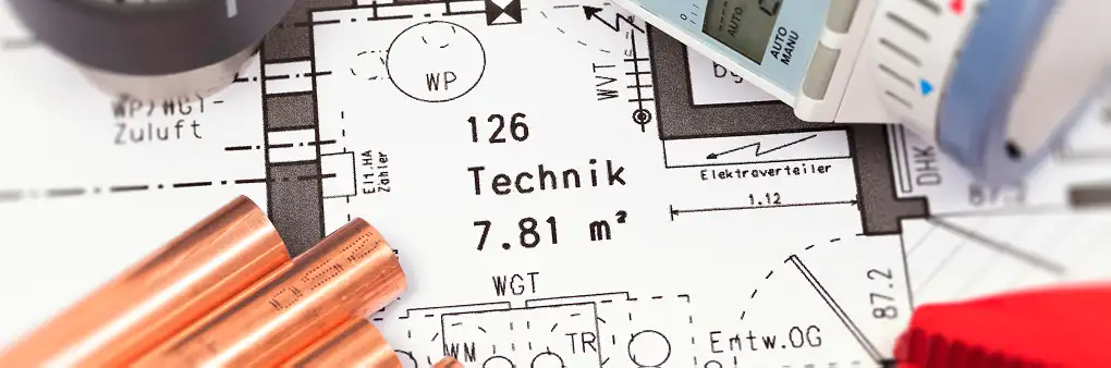 Technische Zeichnung mit Heizungsrohren und Maßangaben als Symbol für Ölheizung vs. Wärmepumpe