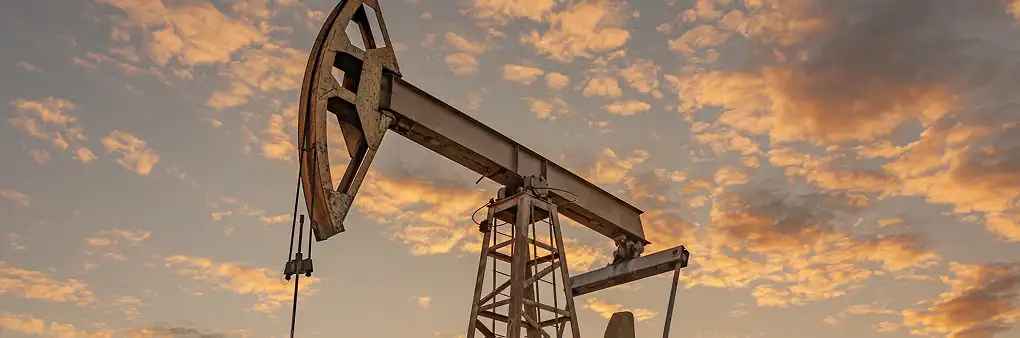 Ölpumpe in der Wüste bei Sonnenuntergang als Symbol für OPEC-Ölförderung