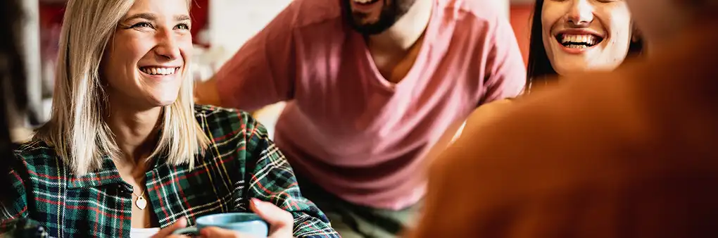 Zwei Frauen schauen gemeinsam auf ein Smartphone und organisieren eine Heizöl-Sammelbestellung